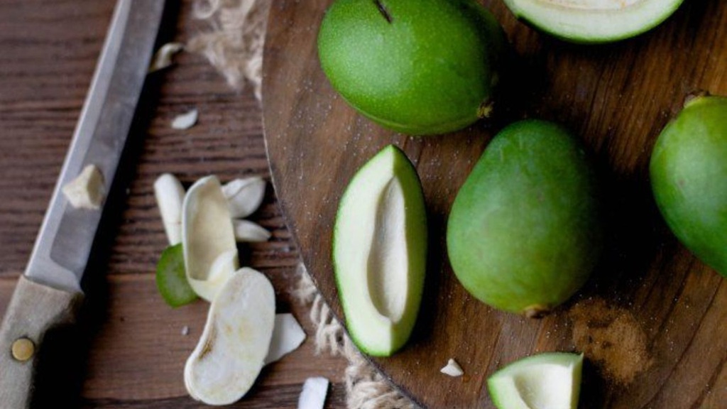 Raw Mango: कच्चा आम खाने से क्या क्या फायदे होते हैं? लाभ जान आज से शुरू कर देंगे खाना