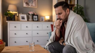 Cough: मौसम बदलने पर खांसी क्यों शुरू होती है? यहां जानें वजह और बचने के उपाय