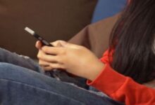 Social Media Impact: युवाओं में हो रही सैटिस्फैक्शन की, वजह है मोबाइल-लैपटॉप की स्क्रीन!