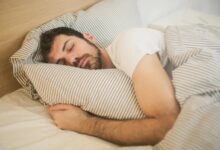 Sleep Posture: गलत ढंग से सोने से बढ़ सकती है कई परेशानी, जानिए सोने का सही तरीका