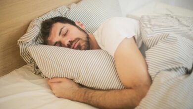 Sleep Posture: गलत ढंग से सोने से बढ़ सकती है कई परेशानी, जानिए सोने का सही तरीका