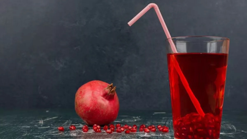 Health Tips: फौलाद सा बनाना है शरीर, हर रोज पीजिए अनार का जूस