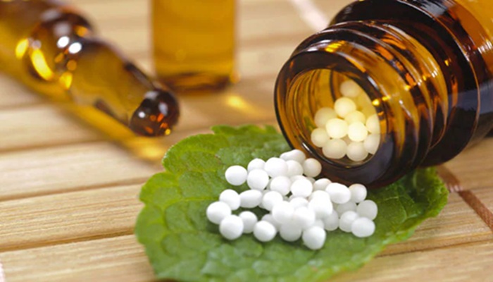World Homoeopathy Day: कैसे ये मीठी सी गोलियां दूर करती हैं आपके शरीर की परेशानी? यहां जानें