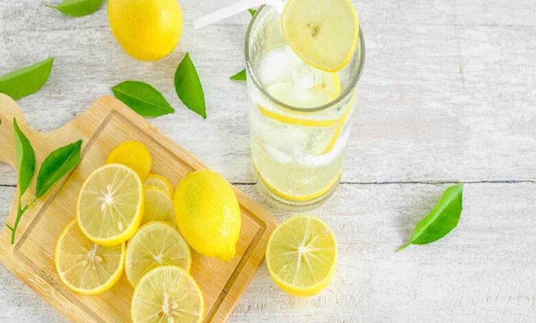 Lemon Water: नींबू पानी नहीं है साधारण, जानिए कब और कैसे करना चाहिए इस नेचुरल ड्रिंक का सेवन?