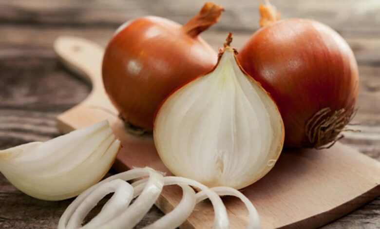Onion Beneifts: गर्मियों में कच्चा प्याज खाने से क्या होता है? जान लें दी जाती है चिलचिलाती धूप में खाने की सलाह
