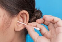 Ear Wax Removal Tips: कान में फंसे मैल को साफ करने में न करें ऐसी गलती, हो सकते हैं बहरे
