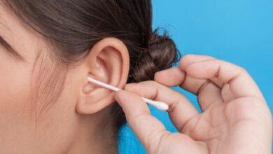 Ear Wax Removal Tips: कान में फंसे मैल को साफ करने में न करें ऐसी गलती, हो सकते हैं बहरे