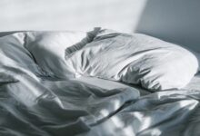Sleeping: बिना चादर ओढ़े नहीं आती है नींद? जानें क्या हो सकती है वजह