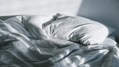 Sleeping: बिना चादर ओढ़े नहीं आती है नींद? जानें क्या हो सकती है वजह