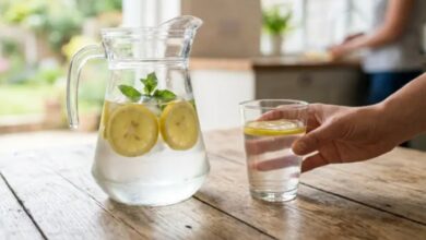 Lemon Water: नींबू पानी में भूलकर भी ना डालें ये चीज, जहर बन जाएगी ये ड्रिंक