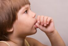 Child Health: क्या आपका बच्चा भी अंगूठा चूसता है? जानें नुकसान और आदत छुड़ाने के आसान तरीके
