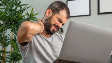 Neck Pain: सुबह उठने के बाद गर्दन में होता है तेज दर्द? इन योगासन से मिलेगा आराम