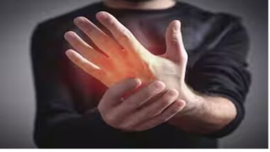Vitamin D Deficiency: शरीर में विटामिन D की कमी से दिखते हैं ये लक्षण, ऐसे करें पहचान